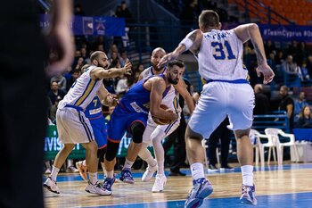 Victorie pe muchie de cuțit pentru „leii roșii”. CSM CSU Raiffeisen Oradea a câștigat meciul cu FC Argeș Pitești