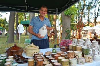 Ca să poată supravieţui, unii meşteri populari se adaptează cererii pieţei. Olarul Petru Haşaş rămâne păstrător al (…)