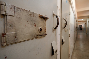 Profesorul din Curtuișeni, trimis în judecată pentru agresiune sexuală și viol, a cerut eliberarea din arest