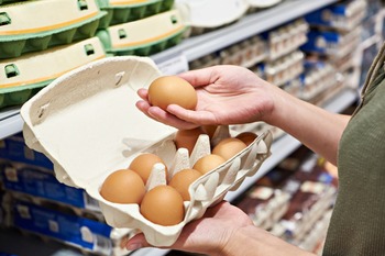 Criză de ouă în România. Exporturile au crescut cu aproape 30% iar rafturile magazinelor locale rămân goale