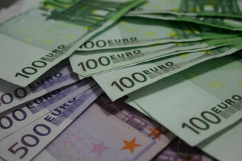 Curs valutar, 10 octombrie. Euro și aurul coboară ușor