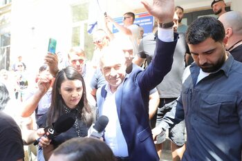 Călin Georgescu, ÎNTÂMPINAT de zeci de susținători la IPJ Ilfov: „România este astăzi condusă de patrocrație”