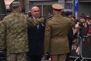 Premierul Ilie Bolojan, huiduit la Alba Iulia la parada militară de 1 Decembrie. Oamenii au scandat: „Demisia, demisia”