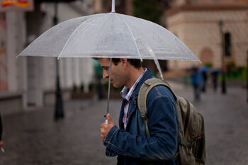 Prognoza București: Ploi persistente și răcire accentuată până duminică