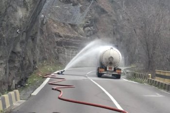 Scăpări de gaz dintr-o autocisternă condusă de un șofer din Bihor, pe Valea Oltului. Drumul este blocat până miercuri