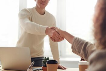 Azi angajat, mâine concurent. Cât te poate costa „trădarea de business“ în România