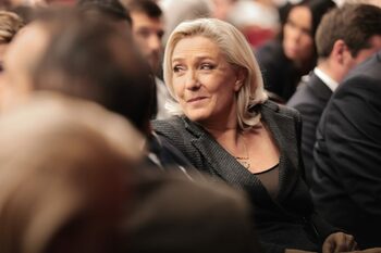 Partidul lui Marine Le Pen domină sondajele. Mai mult de jumătate dintre francezi vor să voteze pentru extrema (…)