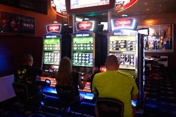 Tânăr din Brăila, arestat: a distrus o sală de jocuri de noroc și a agresat sexual angajatele