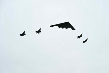 Un bombardier stealth B-2 Spirit care a bombardat instalațiile nucleare iraniene a „defilat” deasupra lui Putin și Trump