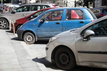 Diferența dintre parcare și staționare, conform Codului Rutier din România. Amendă de 1.000 de lei pentru confuzia (…)