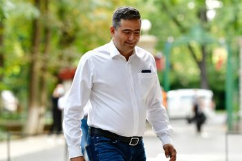 Un candidat independent la Primăria Capitalei vrea reintroducerea uniformelor în școlile din București