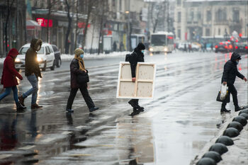 Vreme extremă până duminică: Ploi abundente, lapoviță, ninsori și răcire bruscă a vremii