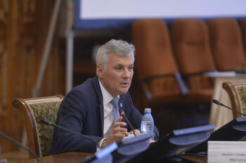 Daniel Zamfir atacă USR pentru menţinerea sincurilor de la Guvern şi Senat