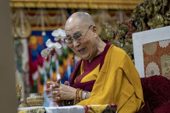 Între reîncarnare și exil, Dalai Lama visează să trăiască până la 130 de ani