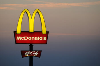 McDonald’s aprinde spiritele într-un sat francez. 3.000 de localnici se revoltă împotriva deschiderii noului restaurant