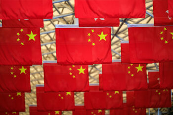 China încearcă să limiteze munca în exces. Munca suplimentară este soluție de supraviețuire