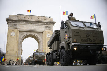 Convoi de vechicule BLINDATE în București. Imagini surprinse în urmă cu câteva momente