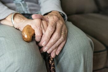 Centre sociale fără asistenți și bucătari calificați în Bihor: Inspectorii trag un semnal de alarmă