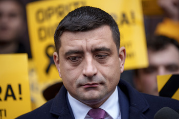 Moţiune AUR împotriva Guvernului: Piromanii care au dat foc ţării vin să ceară bani pentru extinctor