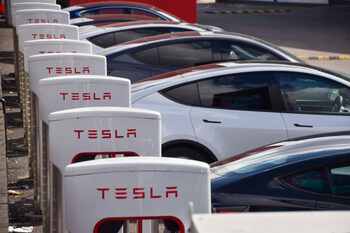 Anchetă la Tesla după ce mașinile „autonome” au trecut pe roșu și au circulat pe contrasens