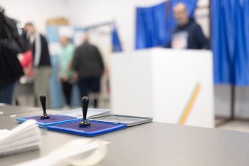 AUR reclamă că sunt persoane cu sume mari de bani în secțiile de votare din Buzău