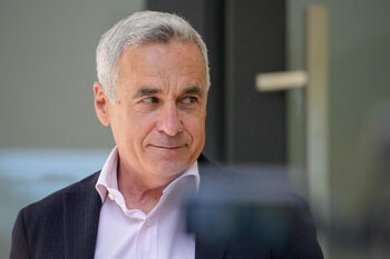 Călin Georgescu: „Macron și Ursula nu mai reprezintă Europa. Frica plutește în aer, iar șahul se joacă până cade regele”