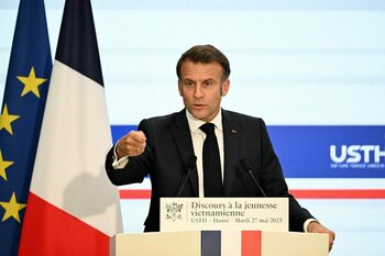 Emmanuel Macron spune că dronele care încalcă spațiul aerian european „pot fi distruse”