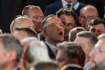Război total în Polonia între premierul Tusk și noul președinte Nawrocki. Acuzații, legi blocate și conflict pe (…)
