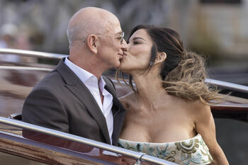 Jeff Bezos şi Lauren Sanchez s-au căsătorit. Canal Grande s-a transformat într-o „seară de Oscar”