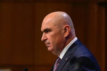 Bolojan spune că reducerea burselor și a posturilor din educație aduce economii de 4-5 miliarde lei pe an