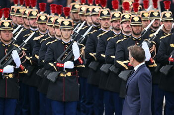 Macron ar urma să introducă serviciul militar voluntar în Franța, pe fondul amenințării Rusiei