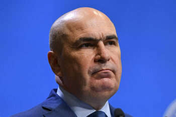 Sindicatele din învăţământ îl acuză pe premierul Bolojan că DEZINFORMEAZĂ când spune că norma didactică de predare (…)