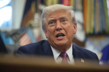 Trump amenință orașul Chicago cu intervenția militară. Guvernatorul JB Pritzker: „Illinois nu se va lăsa intimidat (…)