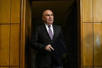 Bolojan, huiduit în Parlament, unde Guvernul își asumă răspunderea pe reforma pensiilor speciale