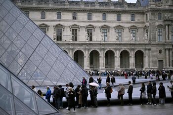 Jaful de la Louvre / Doi bărbați au fost reținuți de poliție / Unul dintre suspecți se pregătea să fugă în Algeria