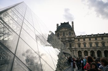 Muzeul Luvru: Sute de cărți din departamentul de antichități egiptene au fost afectate de o scurgere de apă