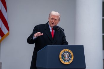 Donald Trump spune că preluarea Warner Bros de către Netflix „ar putea fi o problemă”