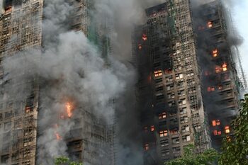 3 persoane au fost arestate în Hong Kong după incendiul care a devastat un complex rezidențial