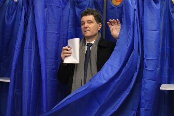 Ce scria pe tabla din secția în care Nicușor Dan a votat. Mesajul va fi viral!