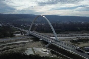 A fost terminat podul cu cel mai mare arc parabolic din România. Ce râu traversează FOTO