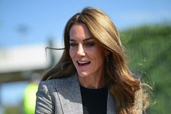 A încercat să zâmbească, însă a fost dată de gol de fotografi. Kate Middleton, apariţie îngrijorătoare fără Prinţul (…)