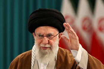 Ayatollahul Ali Khamenei face apel la creşterea producţiei petroliere a Iranului
