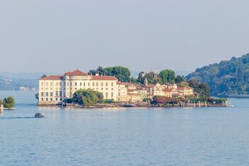 Acest lac din Italia este alternativa la Lacul Garda. E mai puţin aglomerat şi mult mai ieftin
