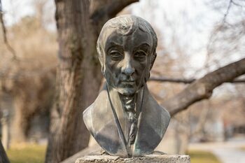 Ai învăţat despre munca sa în domeniul ştiinţei la şcoală. Îţi mai aminteşti de constanta lui Avogadro?