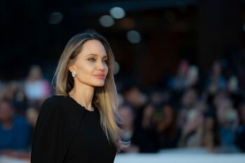 Angelina Jolie a povestit ce a simțit atunci când o dronă a trecut deasupra ei în Ucraina
