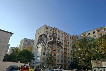 Autoritățile pregătesc demolarea blocului din Rahova. Locatarii, escortați să-și recupereze lucrurile
