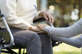 Cât se adaugă la pensie fiecare an de muncă pentru femeile care lucrează ca badante în Italia. Suma, mai mică decât (…)