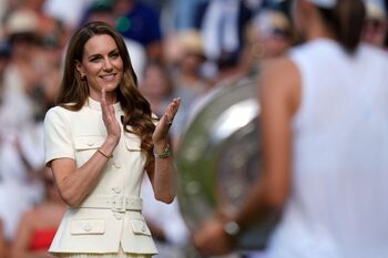 Câte kilograme a ajuns să aibă Kate Middleton. Silueta ei fragilă provoacă îngrijorare. „Este dureros de slabă”, (…)