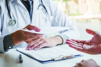 Câți bani primești dacă îți iei concediu medical în 2025, în funcție de salariu