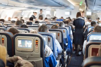 Ce a pățit o româncă într-un avion plin de conaționali. Experiența i-a lăsat un gust amar: „Își iau țara înapoi doar (…)